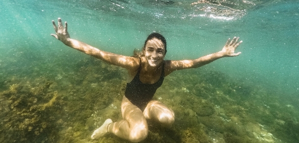 Fröhliche Frau unter Wasser
