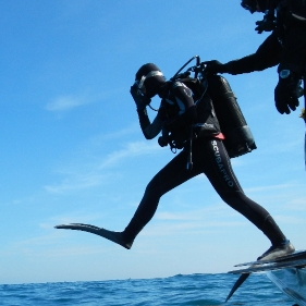 Sprung von Taucher ins Meer